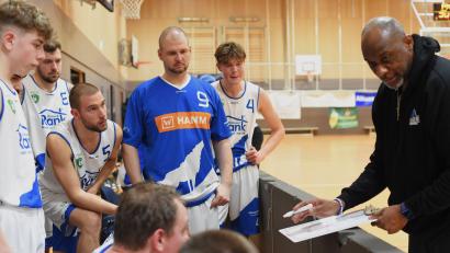 Bild: G. Büttner
Da halfen auch die taktischen Tipps von Trainer Johnny Griffin nicht weiter: Die TB-Basketballer verloren ihr Heimspiel gegen die TG Landshut.