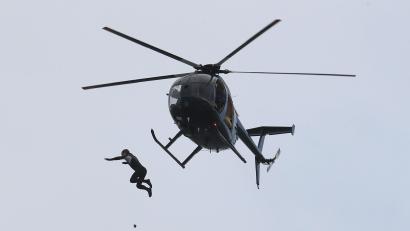 Symbolbild: Andrew Matthews/dpa
Ein Fallschirmspringer rast nach einem Sprung aus einem Hubschrauber in die Tiefe.