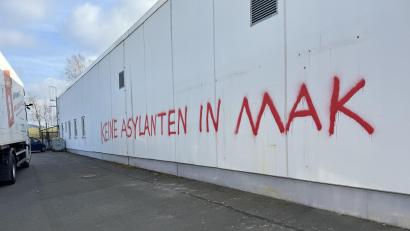 Bild: Matthias Bäumler/fph
Die Schmiererei prangt seit einigen Tagen auf einem Gewerbebau am Waldershofer Ortseingang.