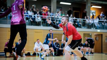 Bild: Günter Uschold
Dem Oberviechtacher Luca Meier (Szene aus dem Spiel gegen Weiden) und seinen Teamkollegen gelingt derzeit nicht viel.