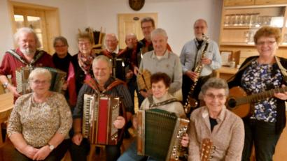 Bild: Egon Böhm
Die anwesenden Sänger und Musikanten beim Musikantentreffen im Sportheim.