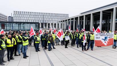 Bild: Carsten Koall/dpa
Mitarbeiter der der Unternehmenssparte Lufthansa Technik demonstrieren vor der Abflughalle im Terminal 1 des Flughafens BER.