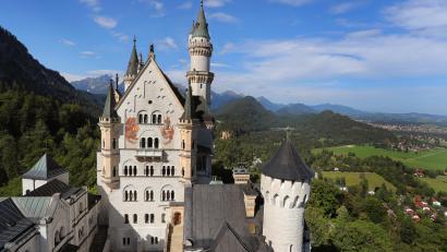 Archivbild: Karl-Josef Hildenbrand/dpa
Hier, am Schloss Neuschwanstein im Allgäu, kam im Juni 2023 eine junge Frau ums Leben. Ein Mann stieß sie einen 50 Meter tiefen Abhang hinunter.
