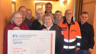 Bild: Kunz
Der KAB-Kreisverband Nordoberpfalz überreicht Barbara Faltenbacher (vorne Mitte) einen Scheck über 500 Euro.