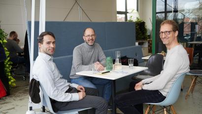Bild: kaz
Welche Vorteile bringt das Arbeiten in einem Coworking Space mit sich? Das wissen Fabian Schaschko, Inhaber Thomas Völkl und Andreas Müller (von links).