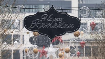 Bild: Boris Roessler/dpa
Frankfurt hatte die Beleuchtung anlässlich des bevorstehenden Ramadan aufhängen lassen.