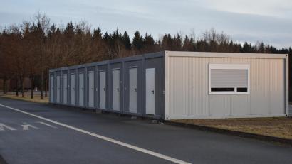 Symbolbild: lue
Auch in der Marktgemeinde Plößberg sollen Containeranlagen für Geflüchtete entstehen. 54 Personen sollen ab Mai auf einem Grundstück in der Nähe der Firma Horn untergebracht werden. Das Bild zeigt Container, die an der Grenze bei Mähring stehen.