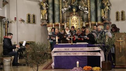 Bild: mrr
Der Riedener Kirchenchor unter der Leitung von Roland Nitzbon (links) umrahmte den Weltgebetstag in der Pfarrkirche Mariä Himmelfahrt stimmungsvoll.