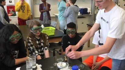 Bild: do
Ein "Science-Projekt" ermuntert die deutschen und amerikanischen Schüler/innen zu wissenschaftlichen Experimenten.