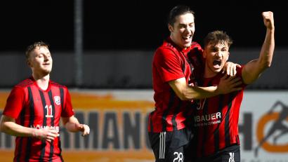 Bild: Büttner
Nico Argauer (rechts) und Erol Özbay bejubeln den 5:3-Triumph gegen den 1. FC Bad Kötzting, Benedikt Meckl (links) kommt zum Feiern dazu.
