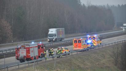 Bild: dob
Einsatz auf der A6 bei Vohenstrauß. Ein 62-Jähriger verunglückte mit einem gestohlenen Fahrzeug. Die Autobahn ist für fünf Stunden gesperrt.