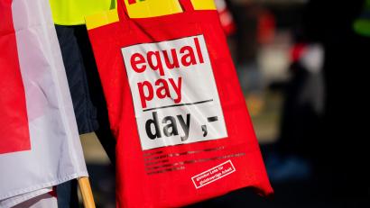 Symbolbild: Rolf Vennenbernd/dpa
Wer "equal pay" fordert, sollte aber gleichzeitig auch "equal care" fordern, kommentiert Maria Oberleitner.