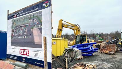 Bild: Gabi Schönberger
Die Bautafel zeigt schon mal, wie es ab Herbst aussehen könnte an der Tachauer Straße. Die Arbeiten für den neuen Rewe-Markt laufen dort auf Hochtouren.