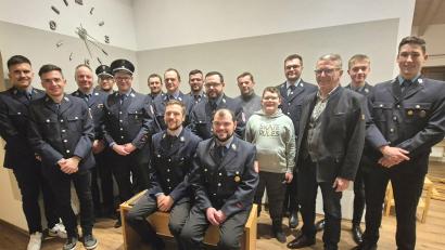 Bild: Feuerwehr Lengenfeld/exb
Die Führungsriege der Feuerwehr: (stehend von links) Xaver Rupprecht, Lukas Rupprecht, Christian Schedl, die Kommandanten Michael Bauer und Josef Konrad, Peter Kraus, Markus Gleißner, Thomas und Stefan Mayerhöfer, Markus Bergauer, Lukas Sturm, Florian Thoma, Bürgermeister Franz Stahl, Leon Grüner, Lukas Ott, (sitzend von links) sowie die Vorsitzenden Johannes Bauer und Rupert Gruber.