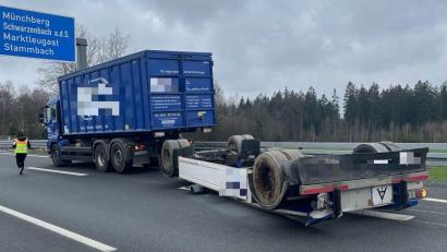 Bild:  Verkehrspolizeiinspektion Hof
Kurz vor der Anschlussstelle Münchberg/Süd hat sich gegen 13.45 Uhr ein Container von einem Transporter aus dem Raum Augsburg gelöst und liegt nun neben der Fahrbahn in einer Grünfläche.