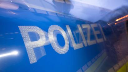 Symbolbild: Marijan Murat/dpa
Die Polizei ermittelt in einem Fall einer Sachbeschädigung in Mitterteich am Parkplatz "Am Eiskeller".