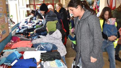 Bild: no
Die zahlreichen Besucher konnten beim Basar in Illschwang aus nach Baby- und Kindergrößen sortierten Kleidungsstücken ihre Auswahl treffen.
