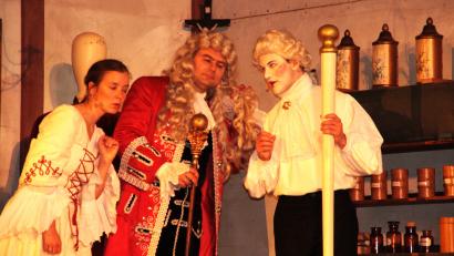 Archivbild: lg
Am Bild des erfolgreichen barocken Wanderarztes, hier beim Eisenbarth-Festspiel dargestellt von Florian Waldherr (zusammen mit Anna Waldherr und Michael Brunner), wird nicht gerüttelt.