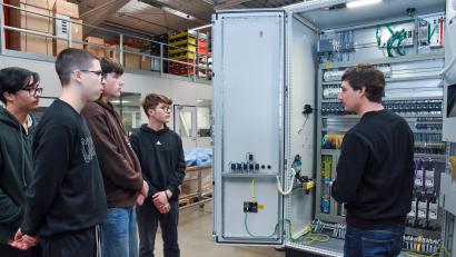Bild: Stephan Huber
Im Rahmen des Projekts "Nächste Haltestelle Traumjob" besuchten Schüler der Mittelschulen in Amberg und im Landkreis Amberg-Sulzbach, verschiedene Unternehmen: Im Bild: Achtklässler der Dreifaltigkeits-Mittelschule bei Autec in Amberg.