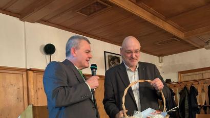 Bild: Harald Pilhofer/exb
Vorsitzender Ulrich Kummer (links) überreichte dem Referenten Dr. Josef Deuringer, Fachanwalt für Agrarrecht, zum Dank einen Präsentkorb.