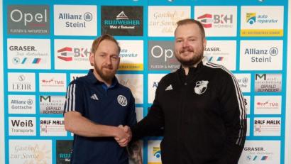 Bild: FC Tremmersdorf
Die Spartenleiter beider Vereine freuen sich über die Verständigung auf eine Spielgemeinschaft: Florian Schnödt vom FC Tremmersdorf (links) und Florian Dötsch von der SpVgg Neustadt/Kulm bekräftigen die Kooperation.