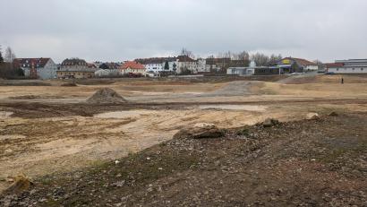 Bild: pz
Die Sanierung der Tonscherben-Deponie an der ehemaligen Bahnlinie und der Baumeister-Emil-Engel-Straße (im Hintergrund) ist inzwischen abgeschlossen. Für die Maßnahme wurden die geplanten Ausgaben von rund 1,1 Millionen Euro in den Entwurf für den Etat 2024 übertragen.