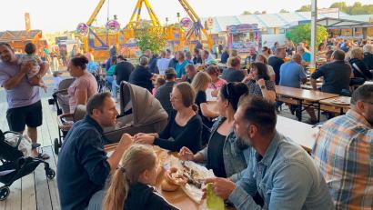 Archivbild: Gabi Schönberger
Den Biergarten bei spätsommerlichen Temperaturen genießen wie hier im vergangenen Jahr. Darauf hoffen Stadt und Schausteller auch 2024 zum fünftägigen Volksfest.