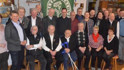 Bild: Kunz
Der neu gewählte Vorstand des OWV Weiden mit den Geehrten.