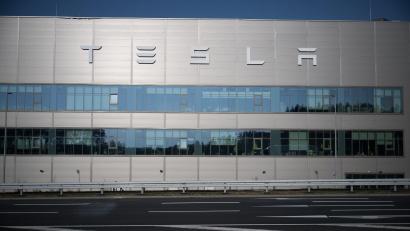 Bild: Sebastian Gollnow/dpa
Die Fabrik in Grünheide bei Berlin sei evakuiert worden, sagte eine Sprecherin.