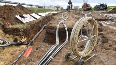 Bild: Petra Hartl
Neue Stromleitungen werden derzeit an der Bayernwerkstraße, an der Ortsgrenze zwischen Amberg und Kümmersbruck, verlegt.