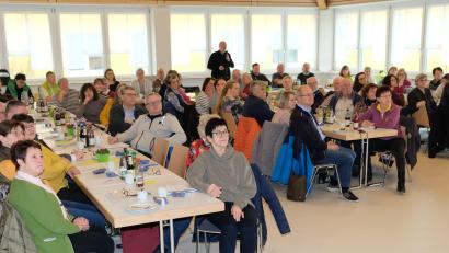 Bild: do
Im Rahmen der Tagung der OGV-Kreisverbände Neustadt/WN., Tirschenreuth und Weiden standen das umfangreiche Dienstleistusngsangebot des Landesverbandes für Gartenbau und Landespflege und die Anwendung in der Vereinspraxis im Mittelpunkt