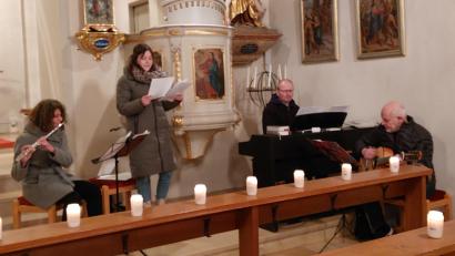 Bild: Brigitte Meyer/exb
Sängerin Anja Sporer gestaltete mit einigen Musikern den "Evensong" in der Pfarrkirche Wernersreuth.