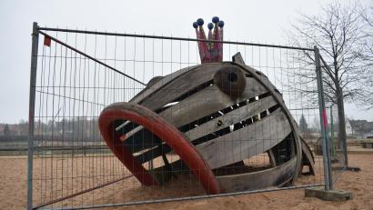 Bild: szl
Nach einer Rettungsaktion am Spielplatz "Fischers Fritz" am Fischhofpark ist das am Spielgerät "Karpfen" derzeit gesperrt. Die Feuerwehr musste einen Jungen befreien, der sich zwischen den Holzlatten den Fuß eingeklemmt hatte.