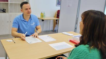 Bild: Thomas Dobler
Rund zehn Minuten dauerten die Kurztests, mit denen Jan Kreusel (links) und seine Kollegen vom Digitalen Demenzregister Bayern in den Räumen der Schwandorfer Kreiscaritas die Gedächtnisleistungen von zumeist älteren Menschen prüften.