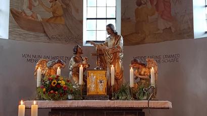 Bild: ban
Im Altarraum der Peterskirche in Wäldern wird der Apostel Petrus (knieend, links) dargestellt mit Schlüsseln in der Hand.