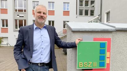 Bild: Gabi Schönberger
Eduard Bauer vor der Gustl-Lang-Schule. Dort hat er ebenso einen Schreibtisch stehen, wie in der Wirtschaftsschule Eschenbach und am BSZ auf dem Felix in Neustadt.