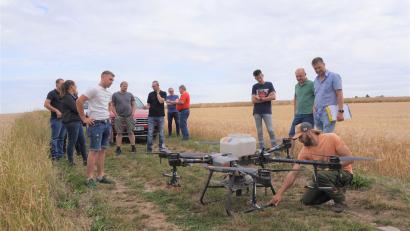 Bild: fvo
Drohnenpilot Michael Wiesent macht die Agrardrohne startklar