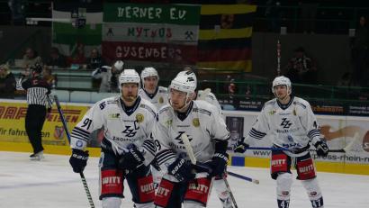 Bild: Christian Kaminsky
Die Blue Devils gewannen am Dienstag das zweite Match im Play-off-Achtelfinale beim Herner EV mit 9:2. Hier fahren Kapitän Dennis Thielsch (vorne links), der zweifache Torschütze Tyler Ward (daneben) und Vladislav Filin (hinten rechts) nach einem Treffer vom Eis.