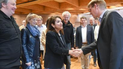 Bild: Gabi Schönberger
Die Stadträte gratulieren dem neuen Kämmerer Stefan Rögner (rechts) zur Wahl als berufsmäßiger Stadtrat.