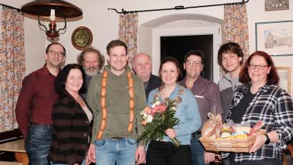 Bild: fvo
Sportleiter Martin Völkl, Petra Schwab, Schützenmeister Hans Leipold, Vizeschützenkönig Andreas Schmid, Martin Bodensteiner, Schützenkönigin Johanna Bodensteiner, Karl Greiner, Sascha Dewald und Sabine Dewald (von links) freuen sich über die Ergebnisse beim Königsschießen.