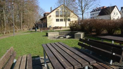 Bild: bey
Zwischen den Spielanlagen und dem Gehweg (links) und somit im Hintergrund der Bänke und des Tisches soll das Hochbeet aufgestellt werden.