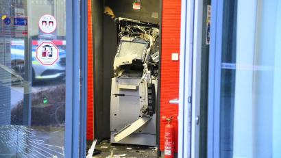 Bild: René Priebe/René Priebe/dpa/Archivbild
Ein gesprengter Geldautomat ist in einem Bankgebäude zu sehen.