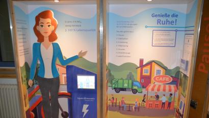 Bild: ak
Mit „Genieße die Ruhe“ ist eines der sieben Module der Wanderausstellung im Speichersdorfer Rathaus überschrieben. Es zeigt unter anderem den Vorteil der E-Mobilität hinsichtlich der Lärmbelastung auf.