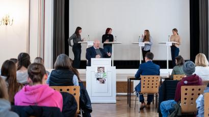 Bild: Hendrik Rosenboem
Die Finalisten beim Debattieren im Gerhardinger-Saal der DJD-Schulen.