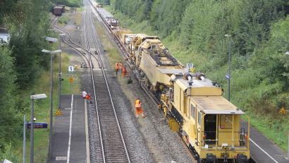 Bild: Hermann Philipp/exb
Die Arbeiten zur Erneuerung der Gleise auf der Bahnstrecke zwischen Waldershof und Marktredwitz liefen Tag und Nacht. Das Bild zeigt den Maschineneinsatz in der Nähe des Waldershofer Musikbahnhofs „Schaffnerlos“.