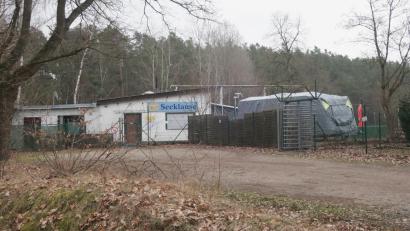 Bild: Hirsch
Wenn es nach den Plänen des Investors geht, hat die Seeklause ausgedient. An dieser Stelle soll ein Vier-Sterne-Hotel entstehen. Doch das Verhahren stockt.