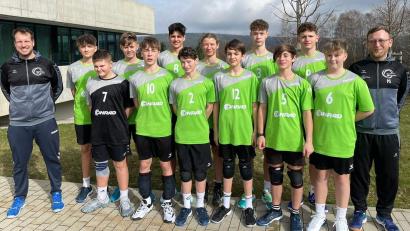 Bild: Stefan Hierl/exb
Die erfolgreiche U16 des VC DJK Amberg mit den Trainer Florian Birner (links) und Stefan Pirke (rechts).