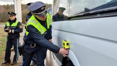 Bild: scm
Das neue Personendetektionsgerät soll die Arbeit der Grenzpolizisten erleichtern und beschleunigen.