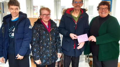 Bild: Klinikum/Neiß/exb
Jakob Graf kam mit seinen Eltern Petra und Rudi Graf (von links) zu Karin Borchers vom Kinderpalliativteam. Die Familie überreichte eine Spende von 750 Euro.