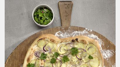 Bild: alexanderfeig
Bachofakoucha mit Erpfl - Flammkuchen mit Kartoffeln und Petersiliensalat.
